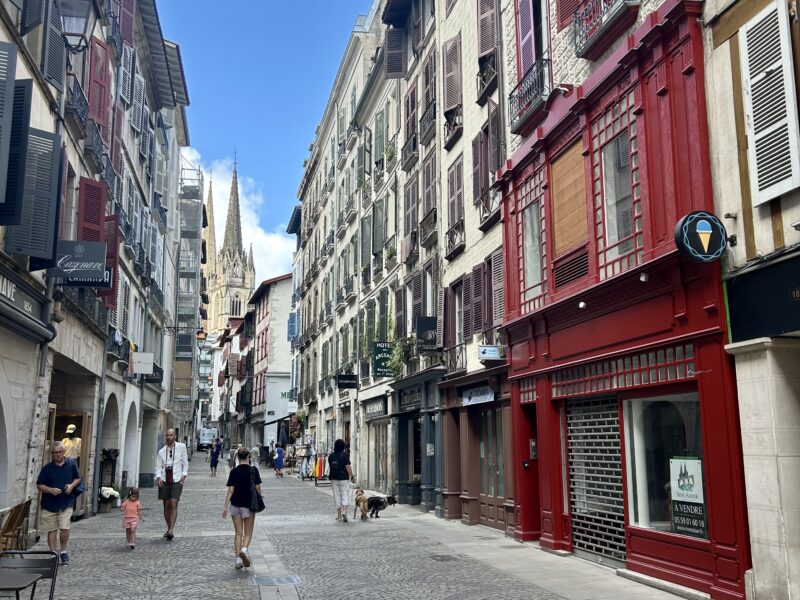À VENDRE – PAS-DE-PORTE – EMPLACEMENT N°1 AU CŒUR DE BAYONNE